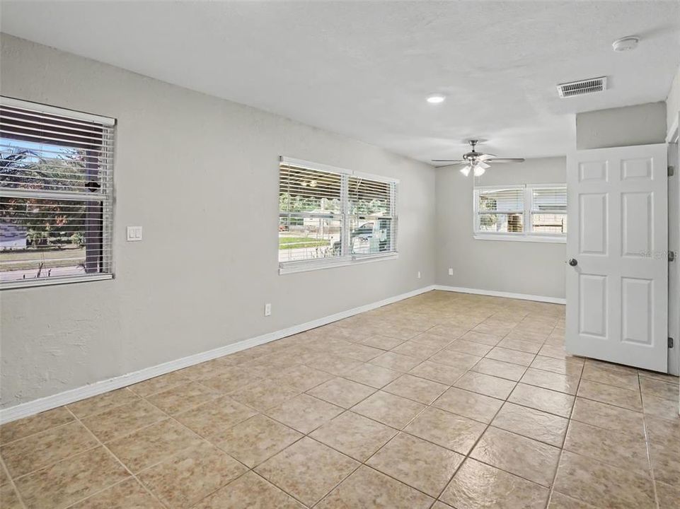 En Venta: $299,900 (3 camas, 2 baños, 1564 Pies cuadrados)