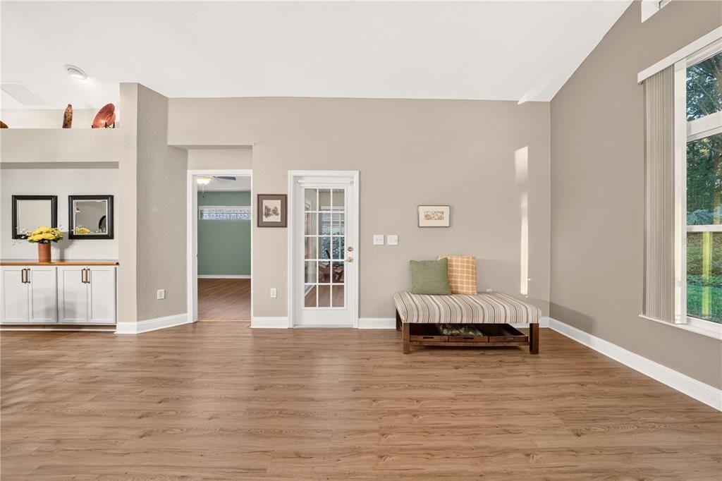 For Sale: $269,999 (2 beds, 2 baths, 1596 Square Feet)