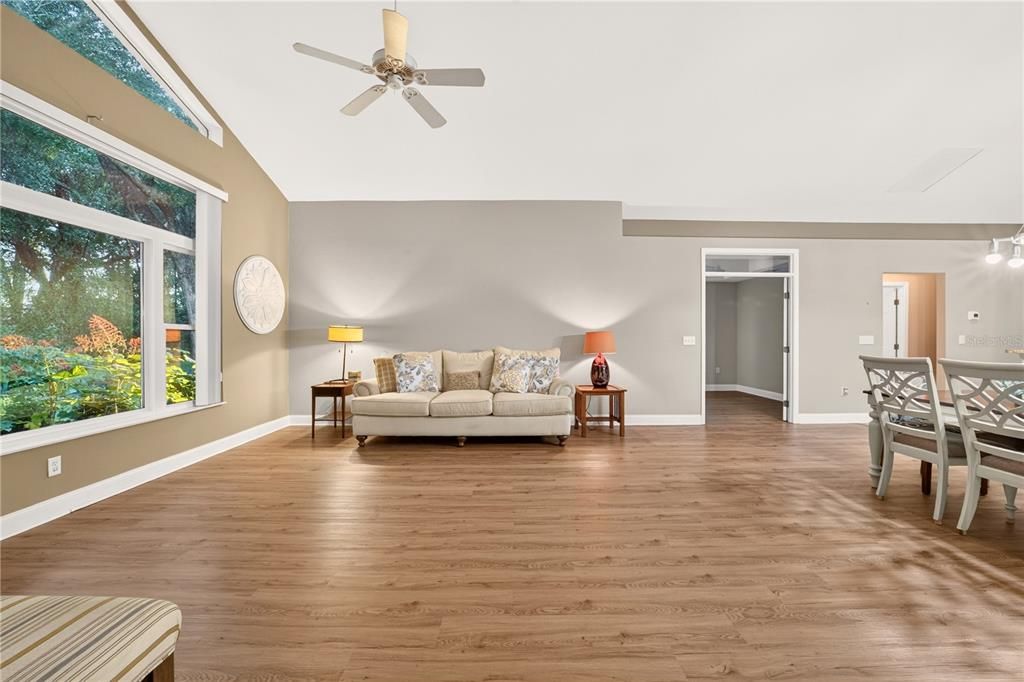 For Sale: $269,999 (2 beds, 2 baths, 1596 Square Feet)