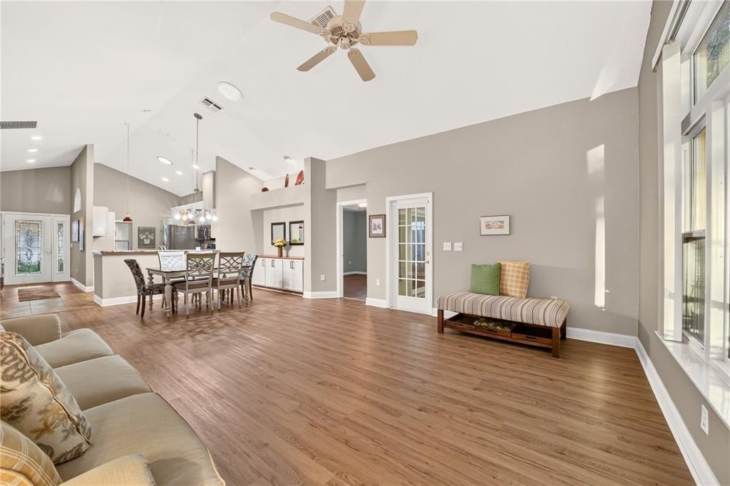 For Sale: $269,999 (2 beds, 2 baths, 1596 Square Feet)