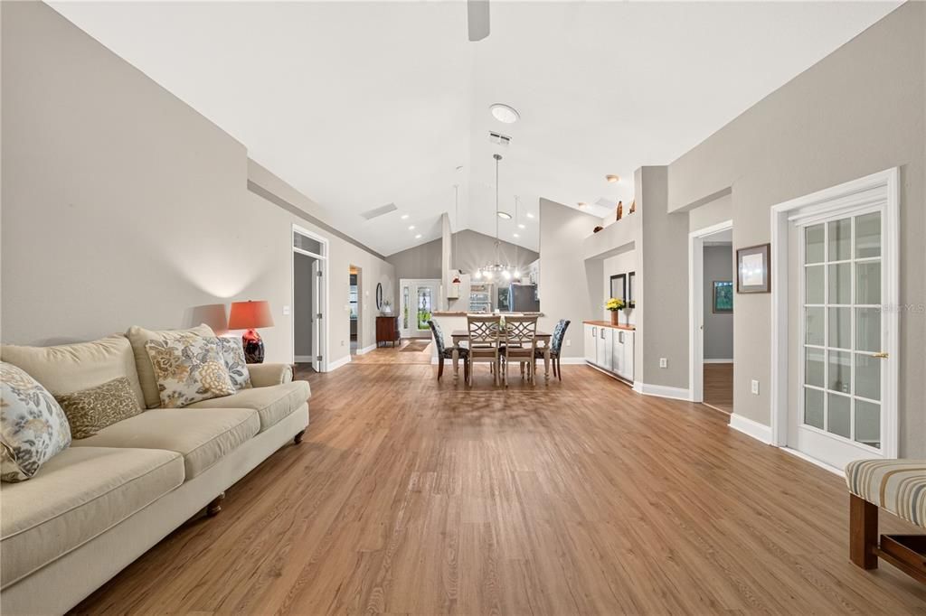 For Sale: $269,999 (2 beds, 2 baths, 1596 Square Feet)