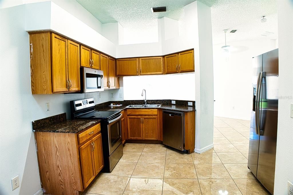 En Venta: $335,000 (4 camas, 2 baños, 1544 Pies cuadrados)