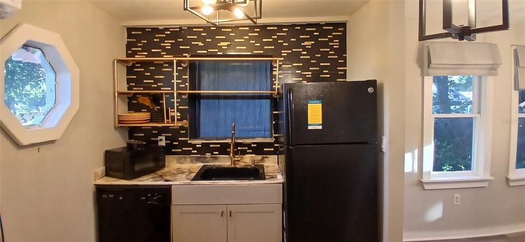 For Sale: $212,000 (3 beds, 1 baths, 724 Square Feet)