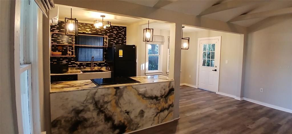 For Sale: $212,000 (3 beds, 1 baths, 724 Square Feet)