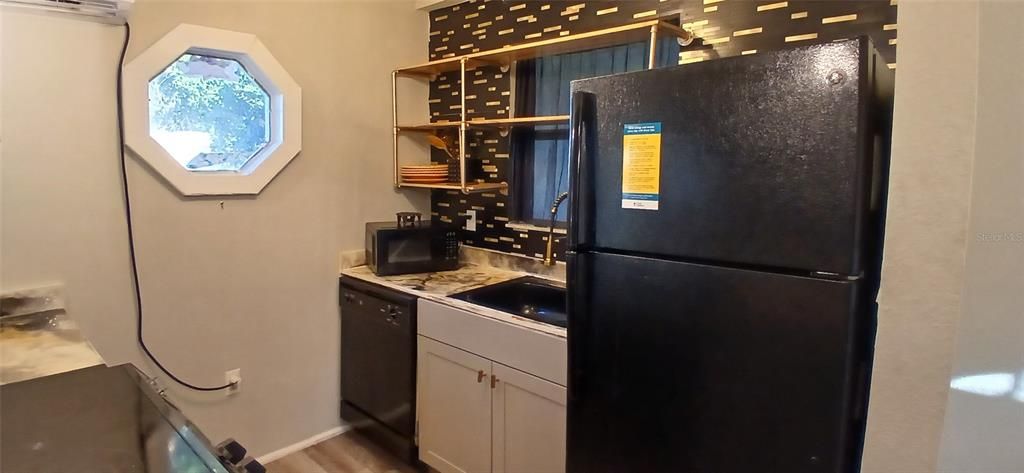 For Sale: $212,000 (3 beds, 1 baths, 724 Square Feet)