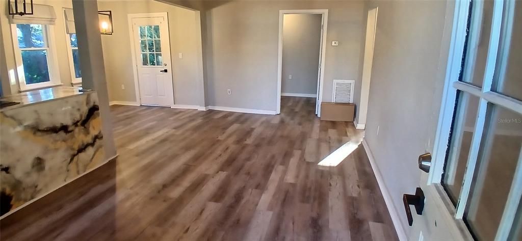 For Sale: $212,000 (3 beds, 1 baths, 724 Square Feet)