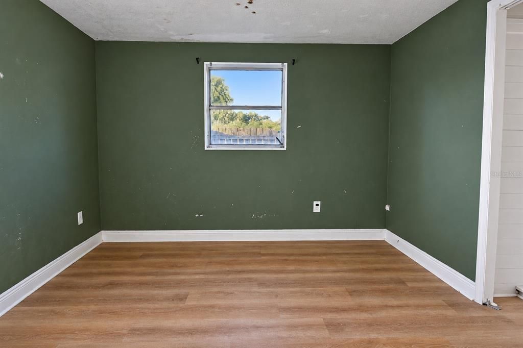 For Sale: $160,000 (3 beds, 1 baths, 1008 Square Feet)