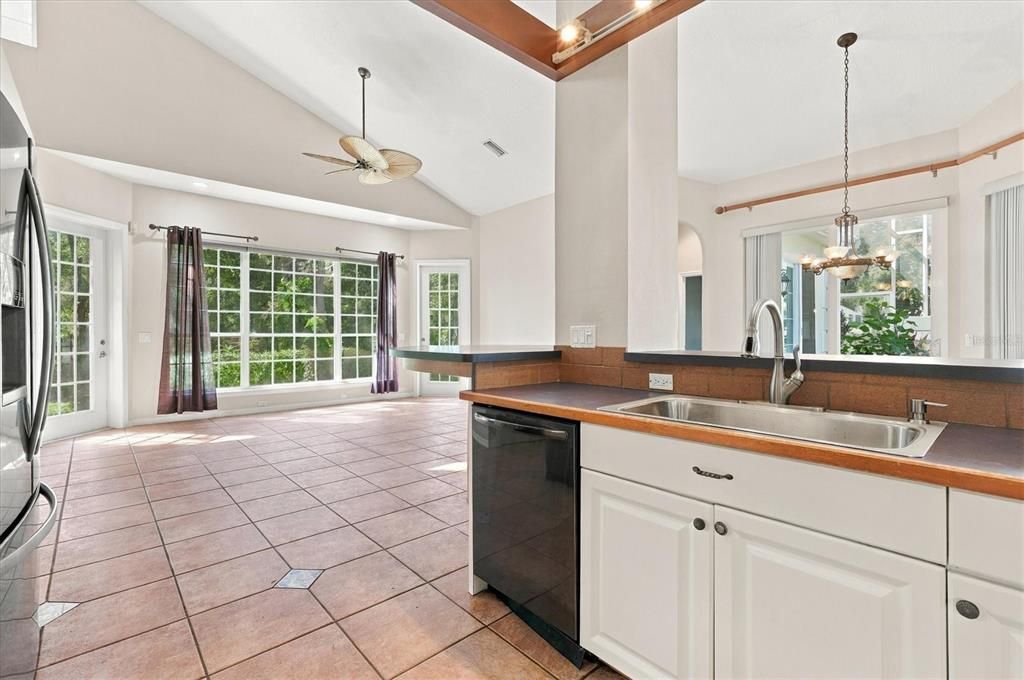 En Venta: $574,900 (3 camas, 3 baños, 2096 Pies cuadrados)