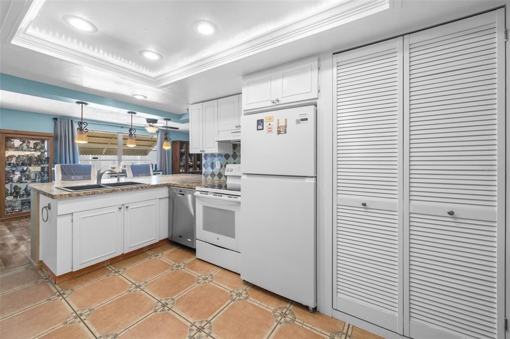 На продажу: $275,000 (2 спален, 2 ванн, 1387 Квадратных фут)