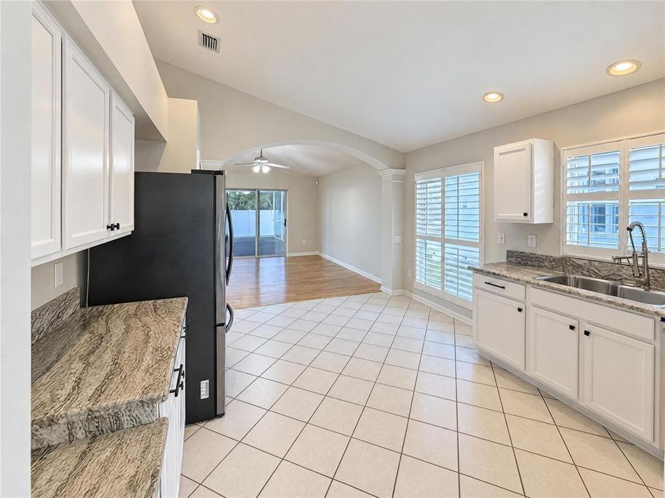 En Venta: $425,000 (4 camas, 2 baños, 2039 Pies cuadrados)