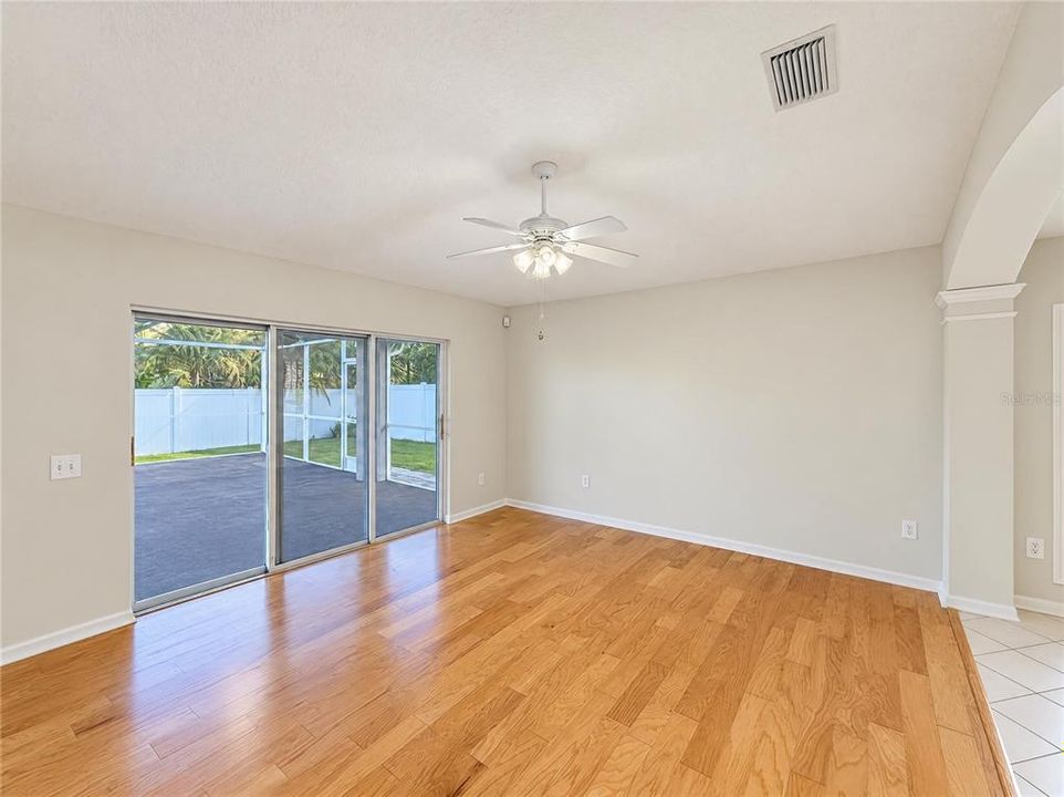 En Venta: $425,000 (4 camas, 2 baños, 2039 Pies cuadrados)