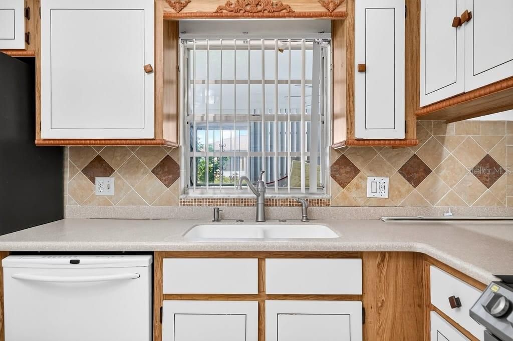 На продажу: $289,900 (3 спален, 2 ванн, 1572 Квадратных фут)