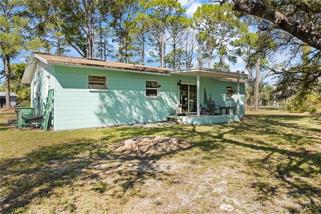 For Sale: $298,000 (2 beds, 1 baths, 864 Square Feet)