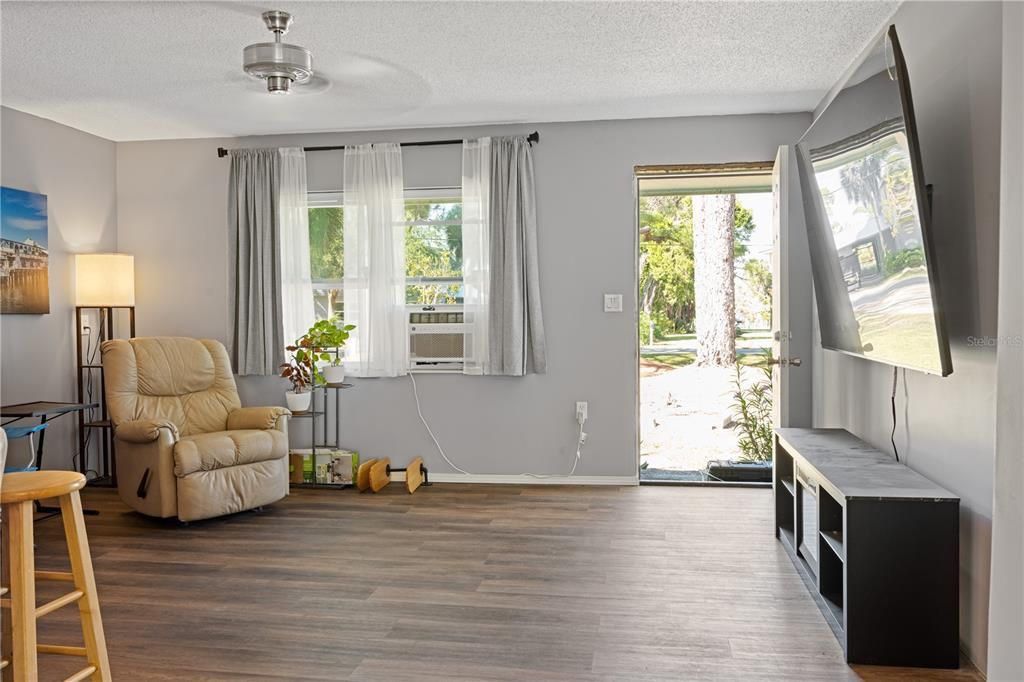 For Sale: $298,000 (2 beds, 1 baths, 864 Square Feet)