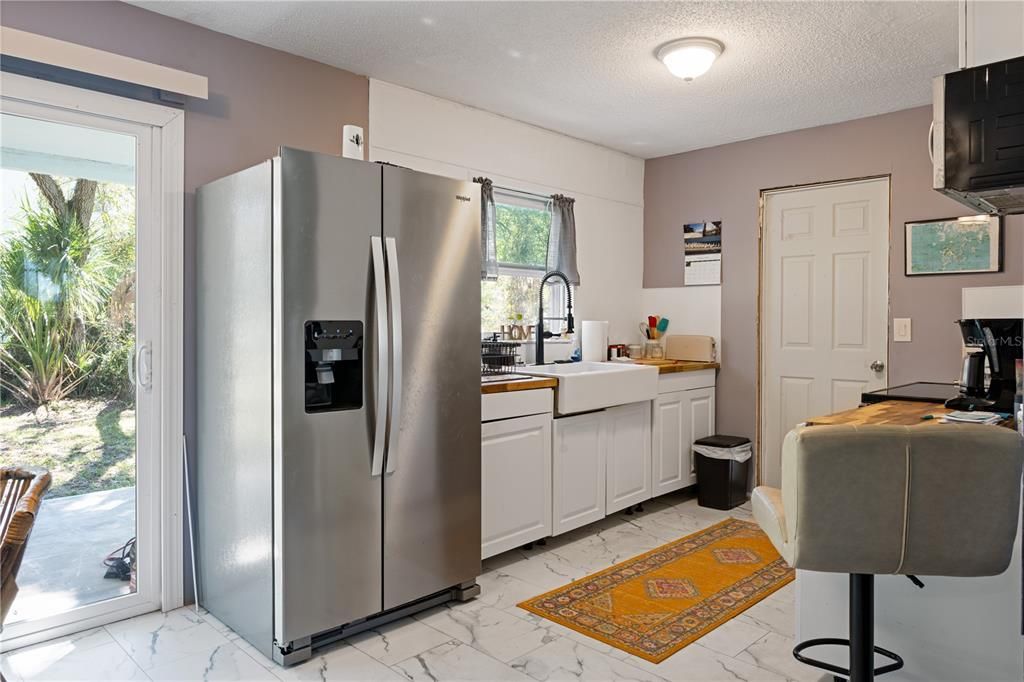 For Sale: $298,000 (2 beds, 1 baths, 864 Square Feet)