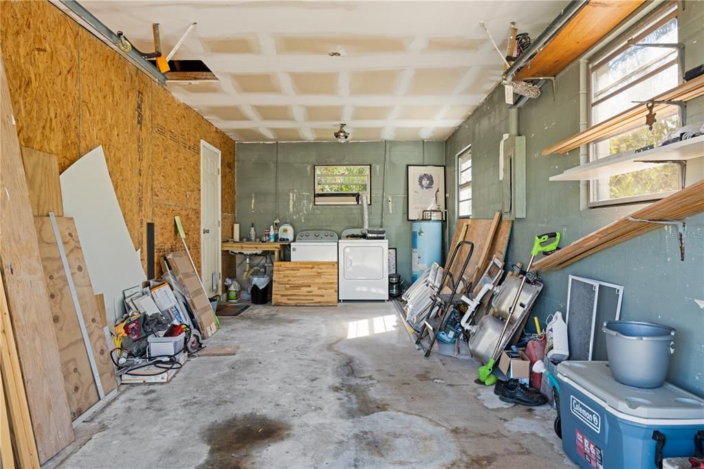 For Sale: $298,000 (2 beds, 1 baths, 864 Square Feet)