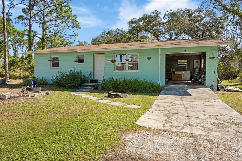 For Sale: $298,000 (2 beds, 1 baths, 864 Square Feet)