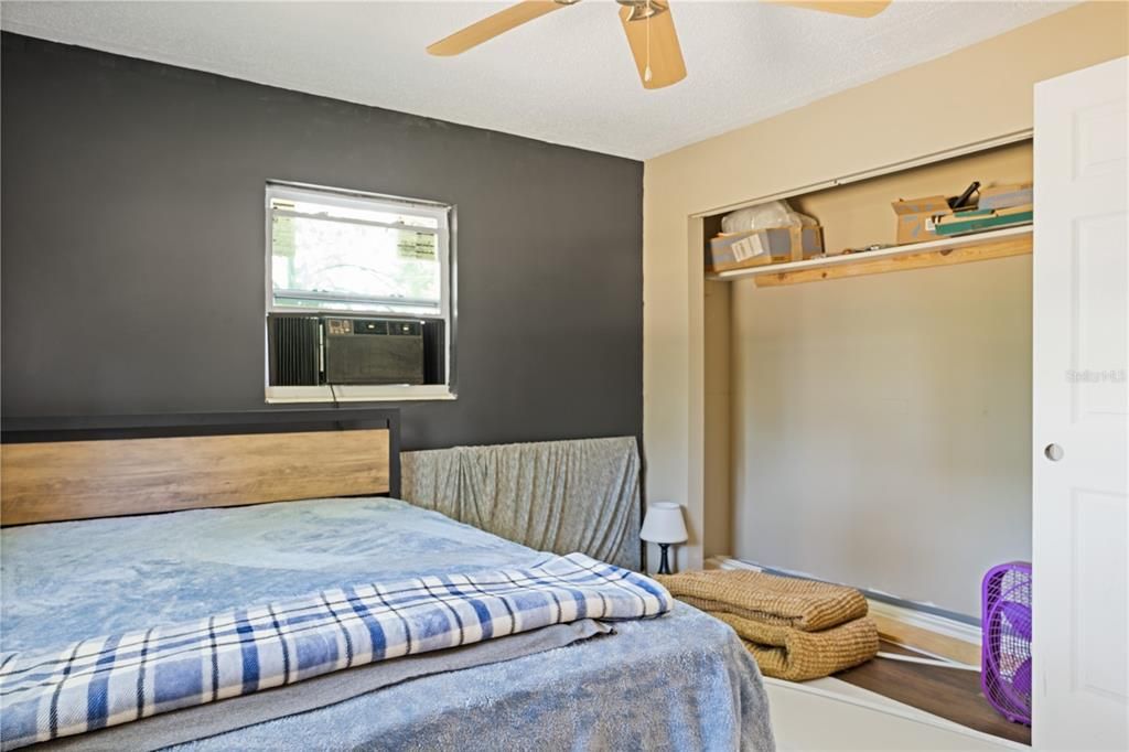 For Sale: $298,000 (2 beds, 1 baths, 864 Square Feet)