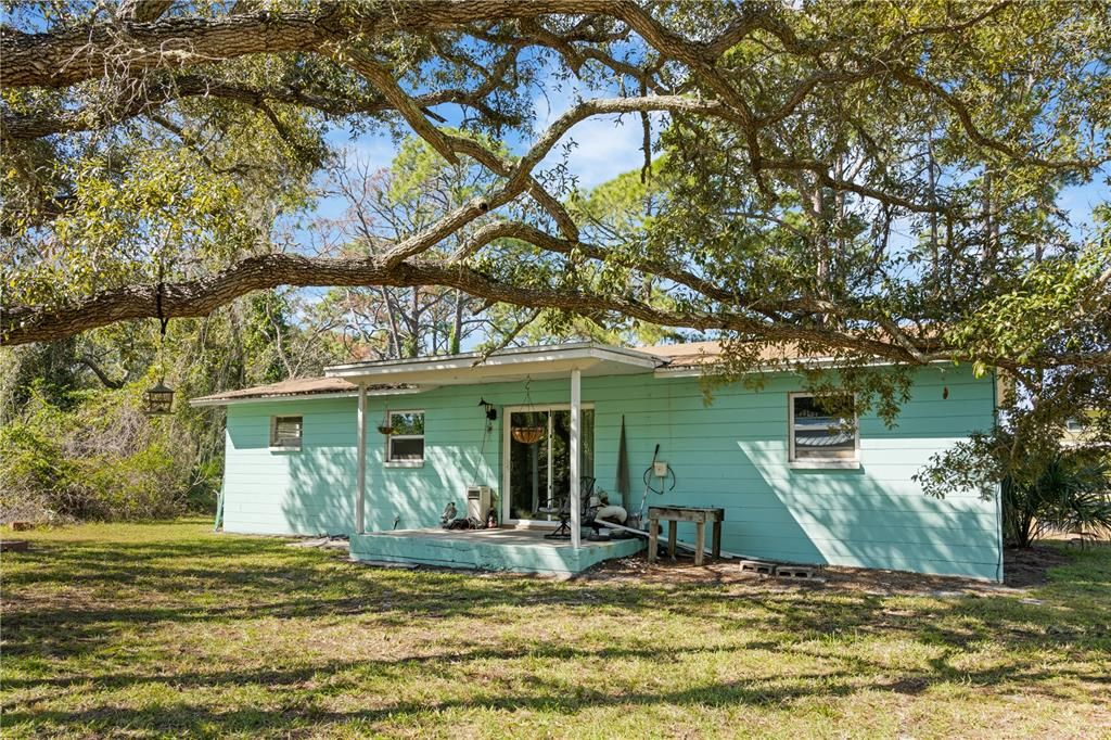 For Sale: $298,000 (2 beds, 1 baths, 864 Square Feet)