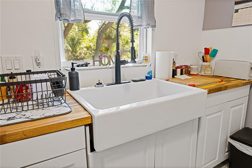 For Sale: $298,000 (2 beds, 1 baths, 864 Square Feet)
