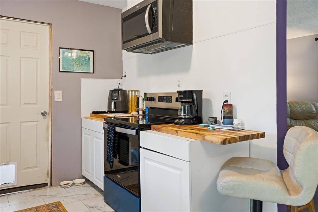 For Sale: $298,000 (2 beds, 1 baths, 864 Square Feet)