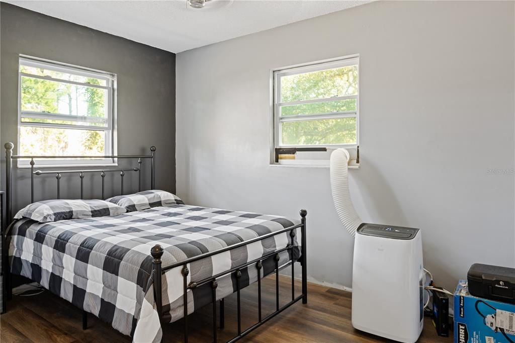 For Sale: $298,000 (2 beds, 1 baths, 864 Square Feet)