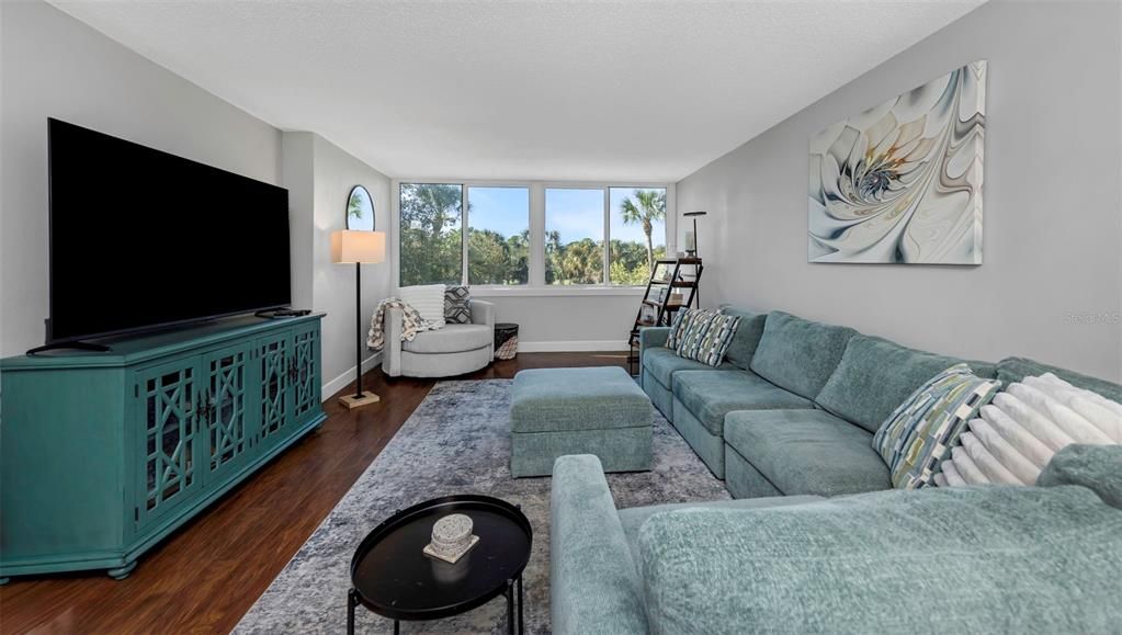 For Sale: $215,000 (2 beds, 2 baths, 1050 Square Feet)