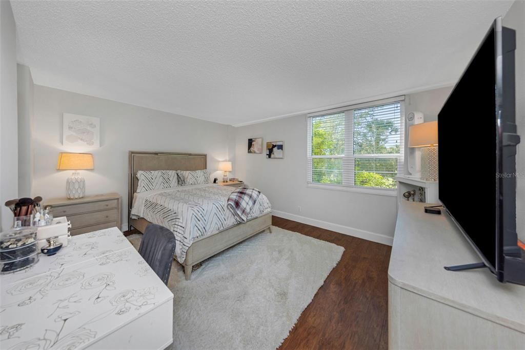 For Sale: $215,000 (2 beds, 2 baths, 1050 Square Feet)