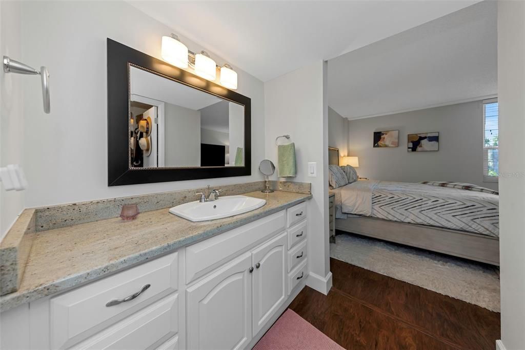 For Sale: $215,000 (2 beds, 2 baths, 1050 Square Feet)