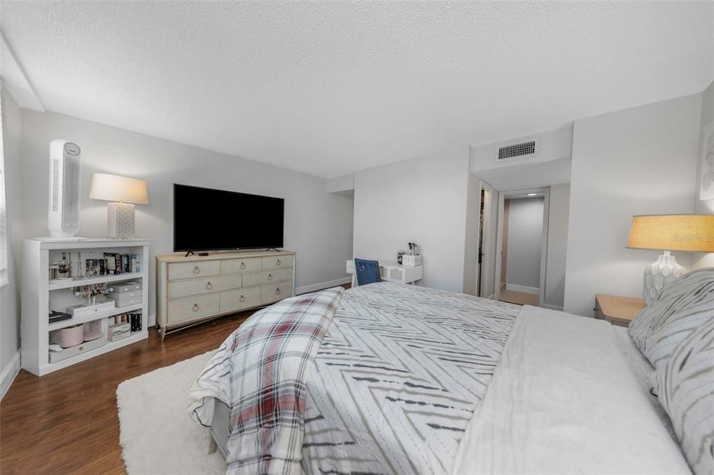 For Sale: $215,000 (2 beds, 2 baths, 1050 Square Feet)
