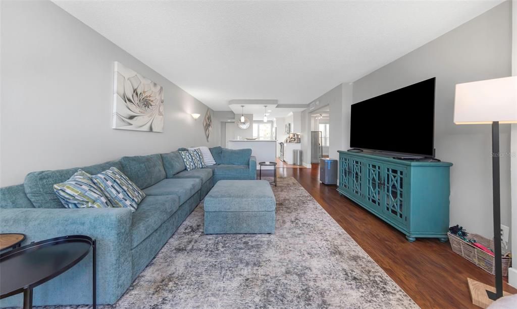 For Sale: $215,000 (2 beds, 2 baths, 1050 Square Feet)
