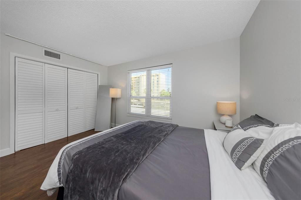 For Sale: $215,000 (2 beds, 2 baths, 1050 Square Feet)