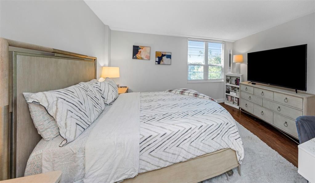 For Sale: $215,000 (2 beds, 2 baths, 1050 Square Feet)