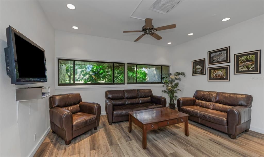 For Sale: $215,000 (2 beds, 2 baths, 1050 Square Feet)
