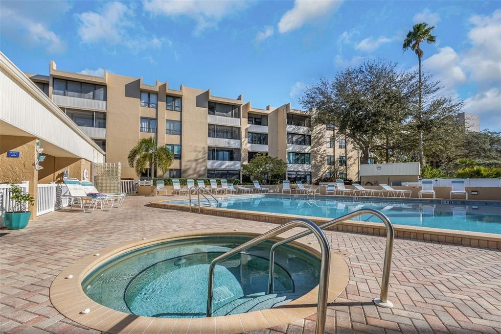 For Sale: $215,000 (2 beds, 2 baths, 1050 Square Feet)