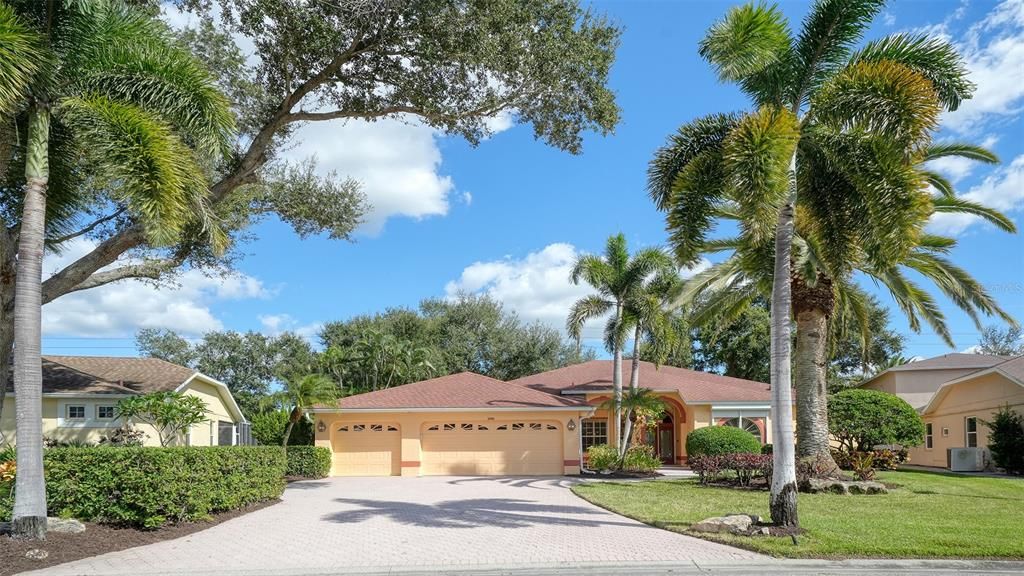 En Venta: $679,900 (4 camas, 3 baños, 2640 Pies cuadrados)