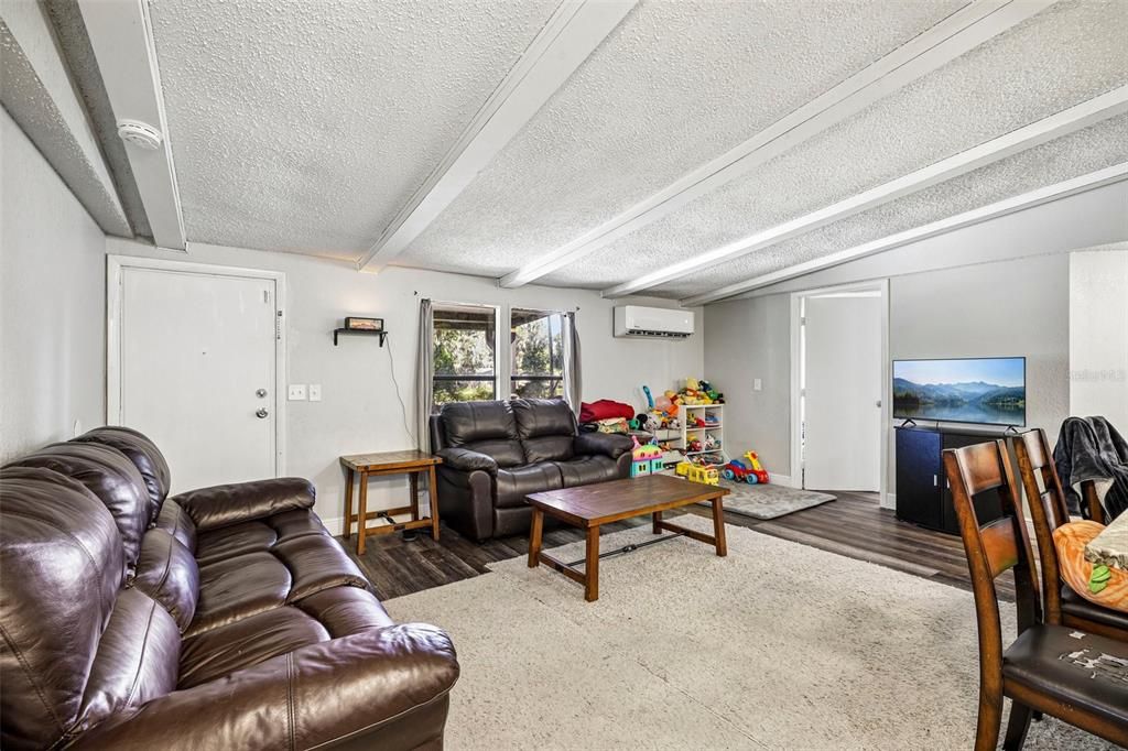 For Sale: $199,900 (3 beds, 2 baths, 1040 Square Feet)