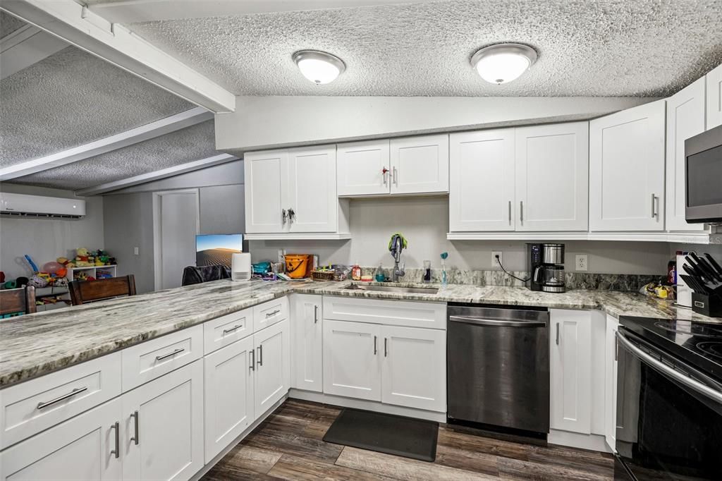 For Sale: $199,900 (3 beds, 2 baths, 1040 Square Feet)
