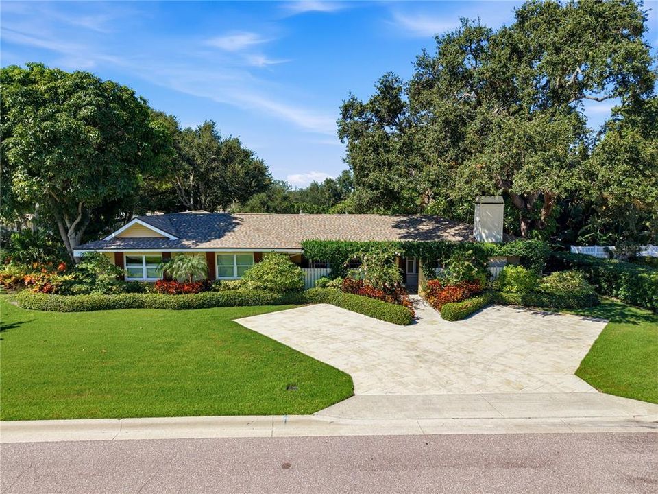 For Sale: $899,000 (3 beds, 3 baths, 2064 Square Feet)