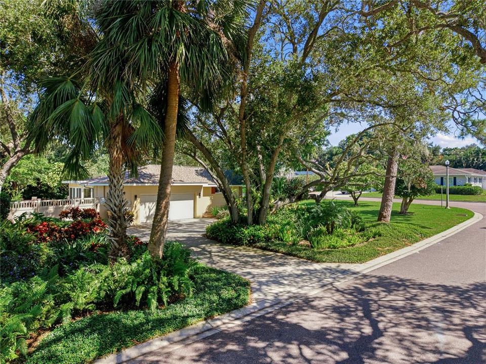 For Sale: $899,000 (3 beds, 3 baths, 2064 Square Feet)