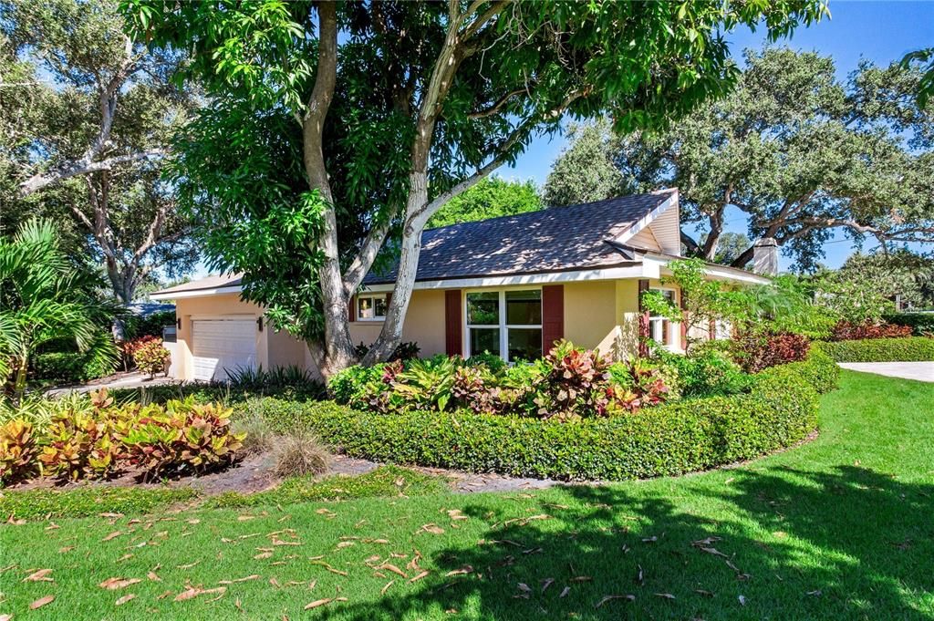 For Sale: $899,000 (3 beds, 3 baths, 2064 Square Feet)