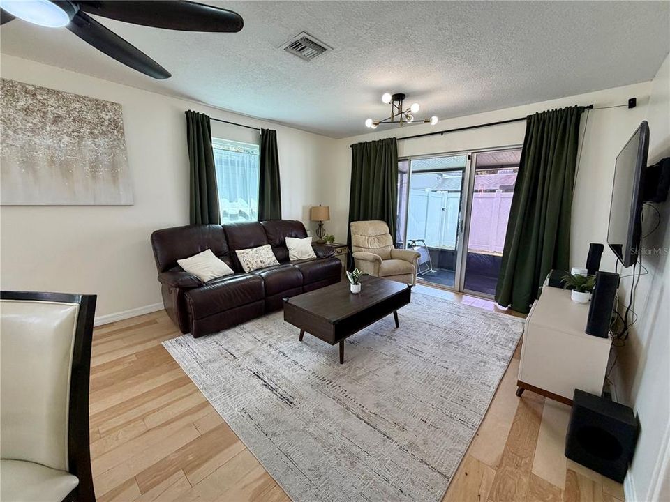 En Venta: $215,000 (3 camas, 2 baños, 1431 Pies cuadrados)
