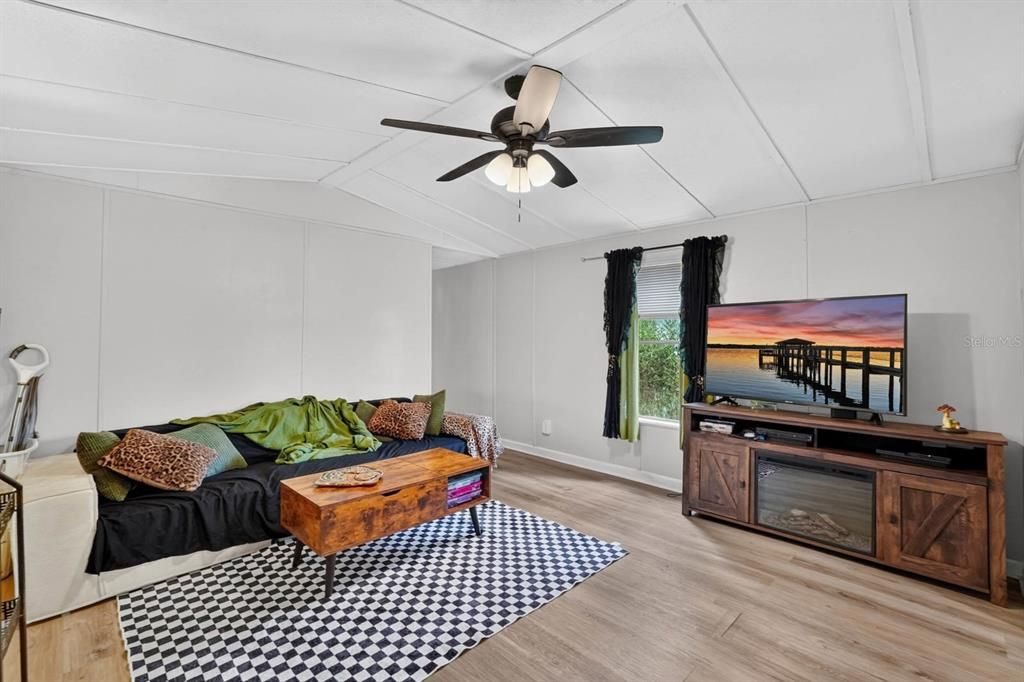 En Venta: $419,000 (2 camas, 1 baños, 784 Pies cuadrados)