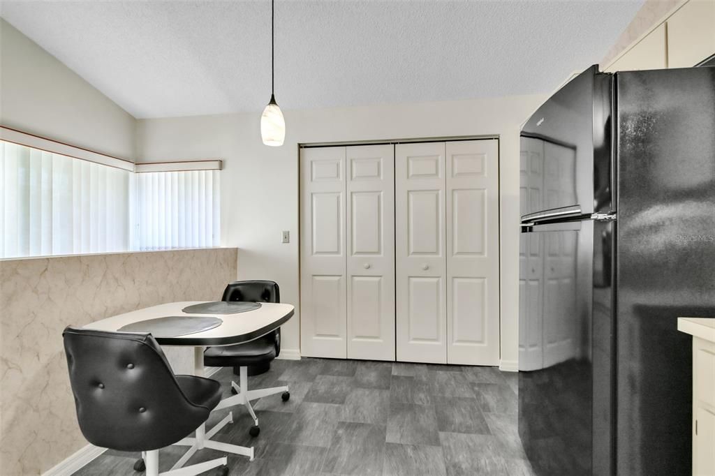 For Sale: $199,999 (2 beds, 2 baths, 1160 Square Feet)