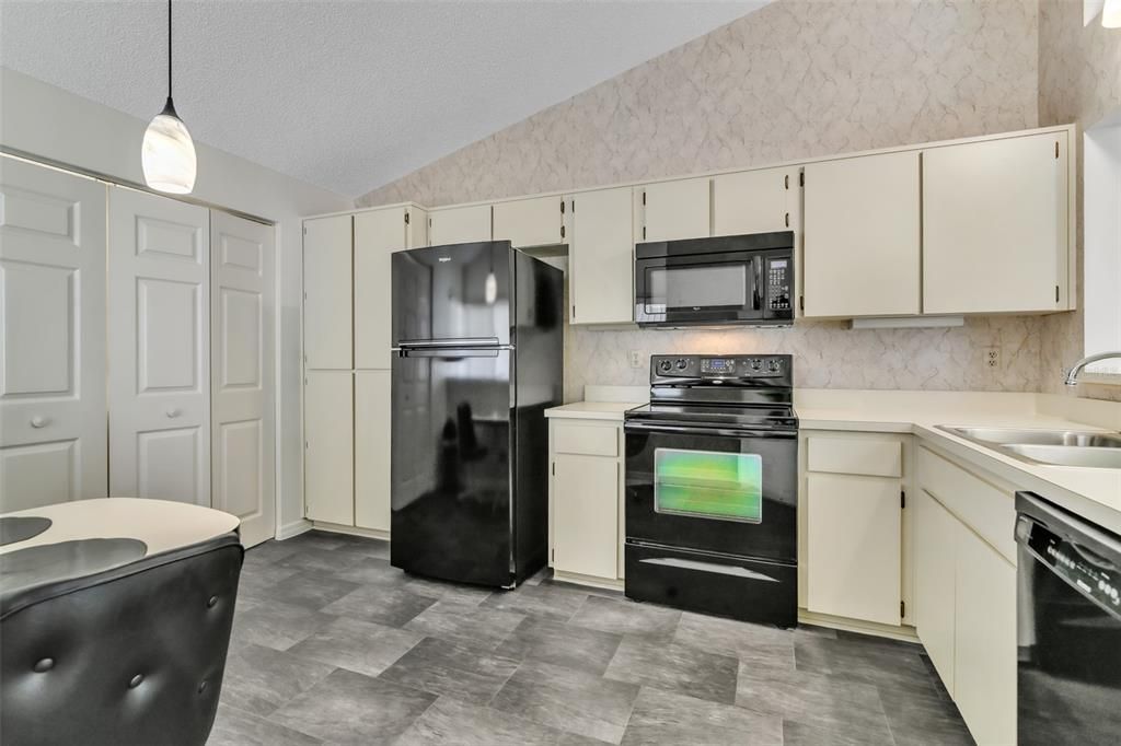For Sale: $199,999 (2 beds, 2 baths, 1160 Square Feet)