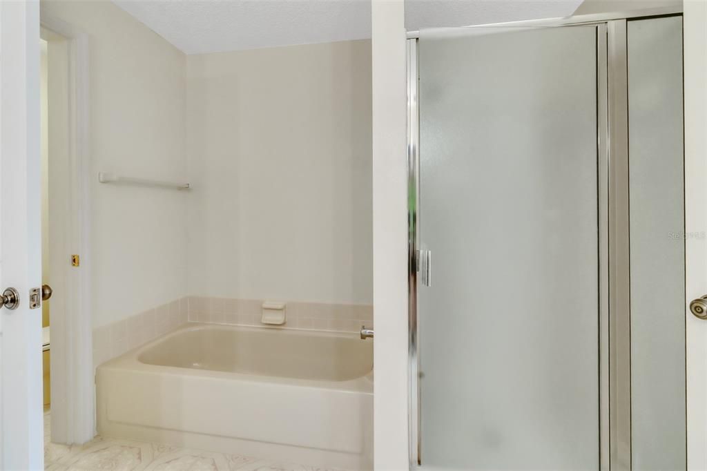For Sale: $199,999 (2 beds, 2 baths, 1160 Square Feet)