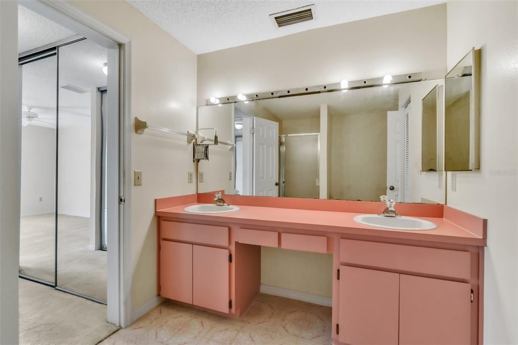 For Sale: $199,999 (2 beds, 2 baths, 1160 Square Feet)