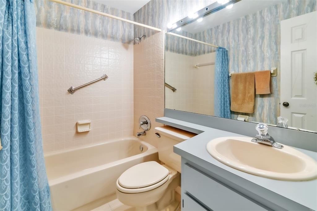 For Sale: $199,999 (2 beds, 2 baths, 1160 Square Feet)