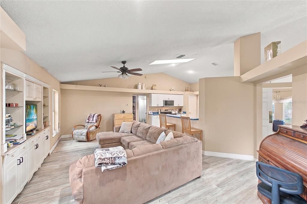 For Sale: $339,900 (3 beds, 2 baths, 1807 Square Feet)