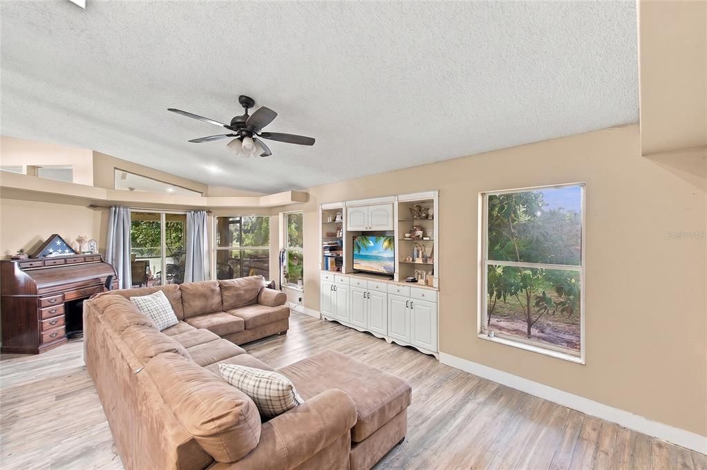 For Sale: $339,900 (3 beds, 2 baths, 1807 Square Feet)
